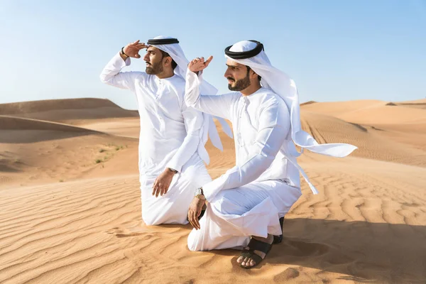 Dwóch Środkowo Wschodnich Mężczyzn Tradycyjnej Arabskiej Kandurze Emirati Nawiązujących Więź — Zdjęcie stockowe