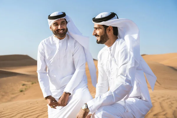 Két Közel Keleti Férfi Visel Hagyományos Emirati Arab Kandura Kötődés — Stock Fotó
