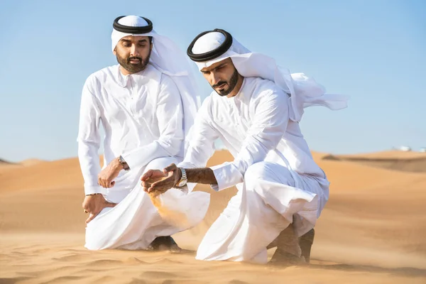 Due Uomini Mediorientali Con Indosso Tradizionale Emirati Arab Kandura Che — Foto Stock
