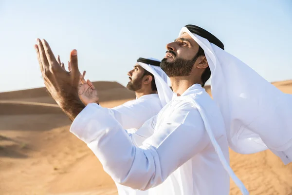 Två Män Från Mellanöstern Som Bär Traditionell Emirati Arab Kandura — Stockfoto