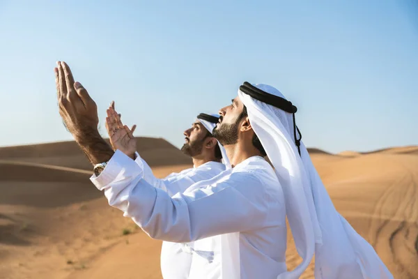 Двое Мужчин Ближнего Востока Одетых Традиционные Эмиратские Арабо Кандуры Объединяются — стоковое фото