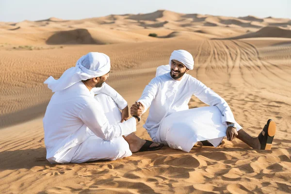Çölde Geleneksel Emirati Arap Kandurası Giyen Iki Ortadoğulu Müslüman Arkadaş — Stok fotoğraf