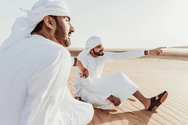 Zwei Männer Aus Dem Nahen Osten Traditionellen Emiratisch Arabischen Kandura — Stockfoto