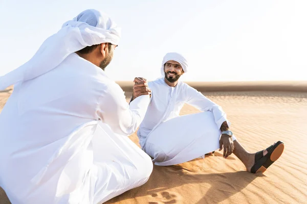 Dois Homens Oriente Médio Vestindo Tradicional Emirati Árabe Kandura Ligação — Fotografia de Stock