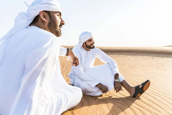 Dva Muži Středního Východu Tradičním Emirati Arabském Kandura Spojení Poušti — Stock fotografie