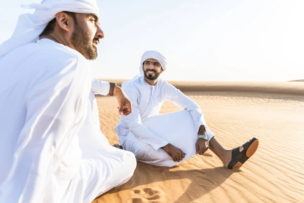 Zwei Männer Aus Dem Nahen Osten Traditionellen Emiratisch Arabischen Kandura — Stockfoto