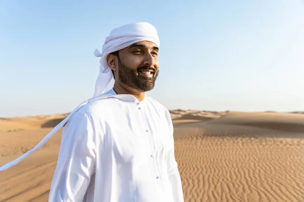 Çölde Geleneksel Emirati Arap Kandurası Giyen Yakışıklı Başarılı Bir Orta — Stok fotoğraf