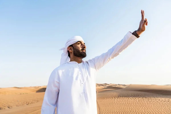Pohledný Úspěšný Muž Středního Východu Tradiční Emirati Arabské Kanduře Poušti — Stock fotografie