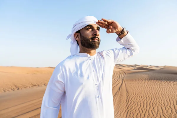 Handsome Successful Middle Eastern Man Wearing Traditional Emirati Arab Kandura — Stock Photo, Image