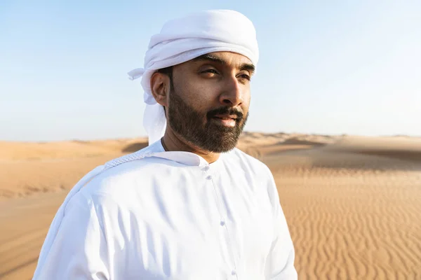 Jóképű Sikeres Közel Keleti Férfi Visel Hagyományos Emirati Arab Kandura — Stock Fotó