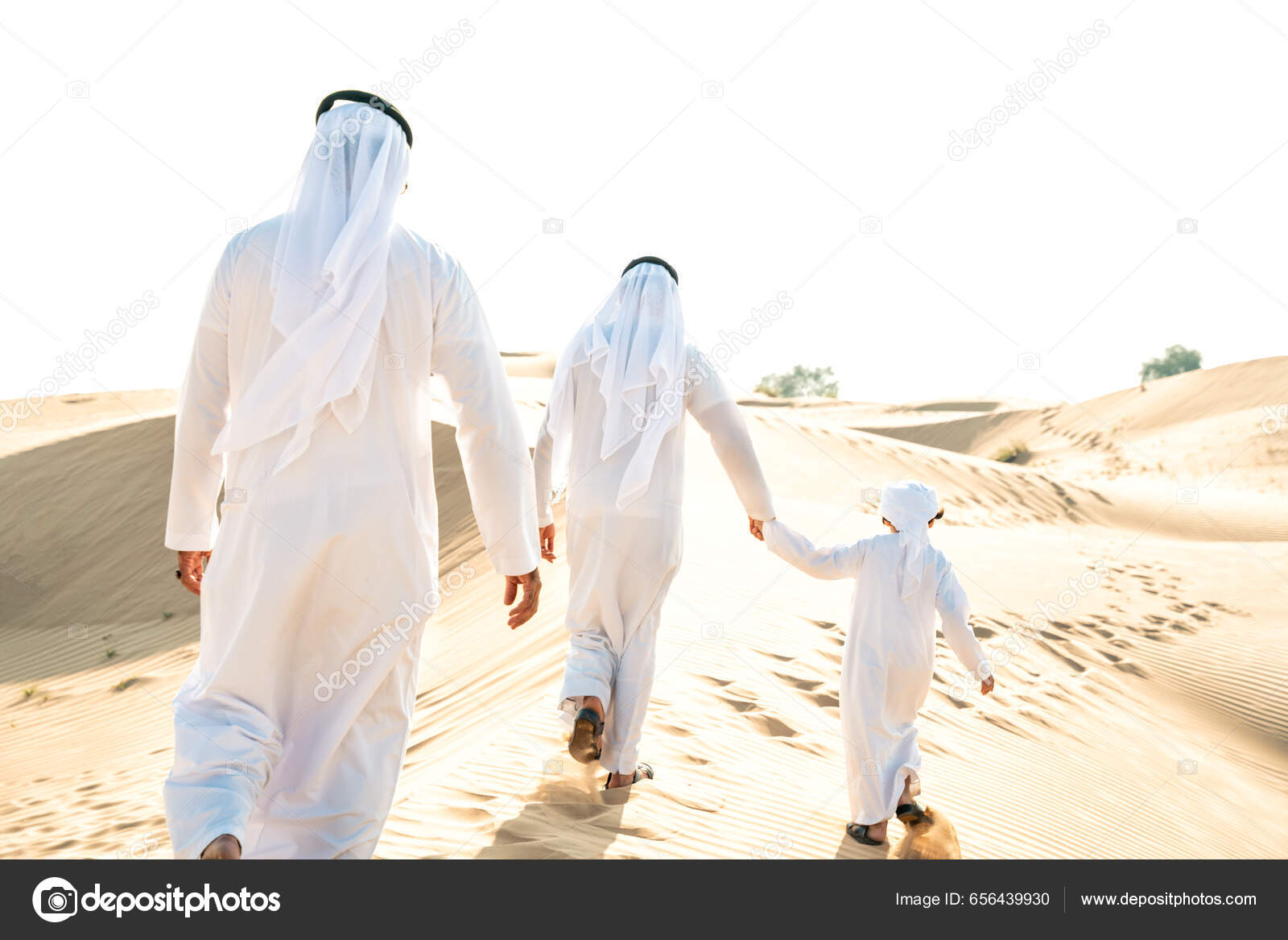Οικογένεια Τριών Γενεών Που Φτιάχνει Σαφάρι Στην Έρημο Του Ντουμπάι —  Φωτογραφία Αρχείου © oneinchpunch #656439930