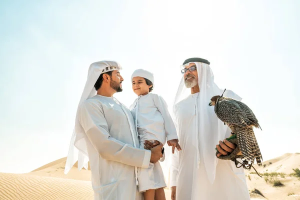 Keluarga Tiga Generasi Membuat Safari Gurun Dubai Kakek Anak Dan — Stok Foto