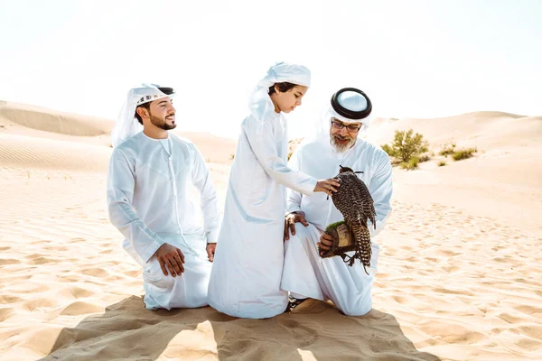 Familia Tres Generaciones Haciendo Safari Desierto Dubai Abuelo Hijo Nieto — Foto de Stock