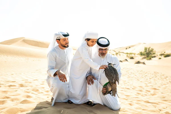 Tre Generationer Familj Som Gör Safari Öknen Dubai Morfar Son — Stockfoto