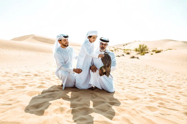 Familia Trei Generații Face Safari Deșertul Dubai Bunicul Fiul Nepotul — Fotografie, imagine de stoc