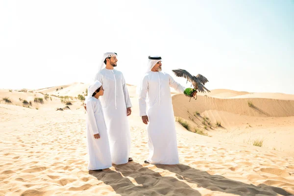 Tre Generazioni Famiglie Che Fanno Safari Nel Deserto Dubai Nonno — Foto Stock