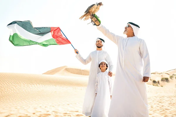三代家庭在迪拜的沙漠中进行了一次狩猎 儿子和孙子在大自然中呆在一起 训练猎鹰 — 图库照片