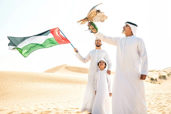 Familia Tres Generaciones Haciendo Safari Desierto Dubai Abuelo Hijo Nieto —  Fotos de Stock