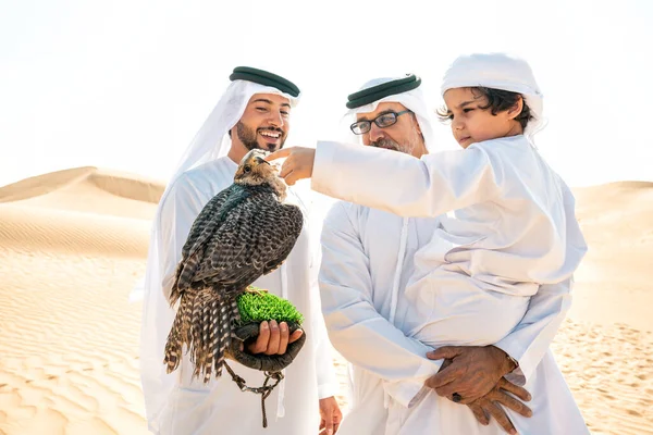 Tre Generationer Familj Som Gör Safari Öknen Dubai Morfar Son — Stockfoto