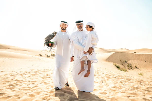 Familia Tres Generaciones Haciendo Safari Desierto Dubai Abuelo Hijo Nieto — Foto de Stock