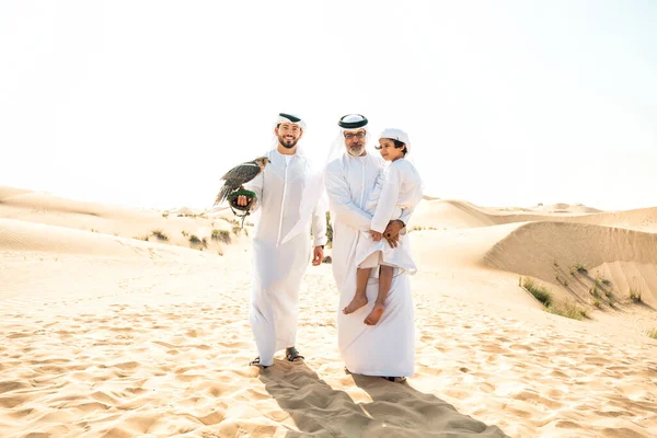 Οικογένεια Τριών Γενεών Φτιάχνει Σαφάρι Στην Έρημο Του Ντουμπάι Παππούς — Φωτογραφία Αρχείου