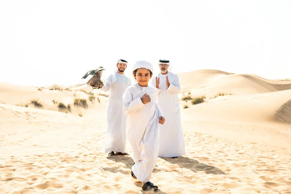 Οικογένεια Τριών Γενεών Φτιάχνει Σαφάρι Στην Έρημο Του Ντουμπάι Παππούς — Φωτογραφία Αρχείου