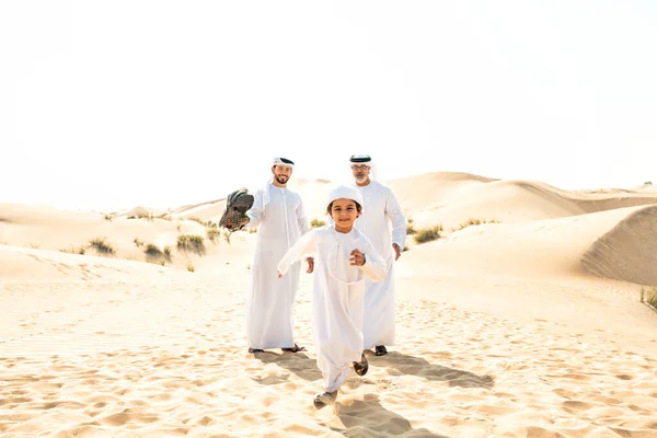 Három Generációs Család Szafarit Készít Dubai Sivatagában Nagyapa Fia Unokája — Stock Fotó