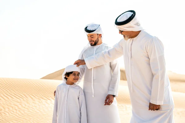 Keluarga Tiga Generasi Membuat Safari Gurun Dubai Mengenakan Pakaian Kandura — Stok Foto