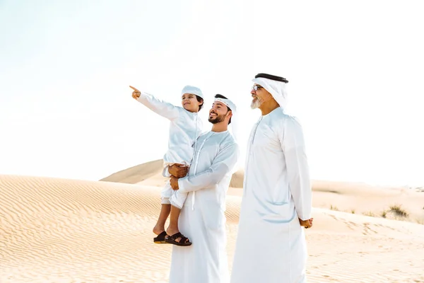 Οικογένεια Τριών Γενεών Που Φτιάχνει Σαφάρι Στην Έρημο Του Ντουμπάι — Φωτογραφία Αρχείου