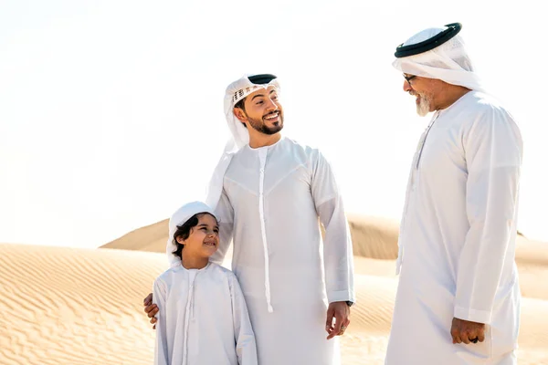 Keluarga Tiga Generasi Membuat Safari Gurun Dubai Mengenakan Pakaian Kandura — Stok Foto