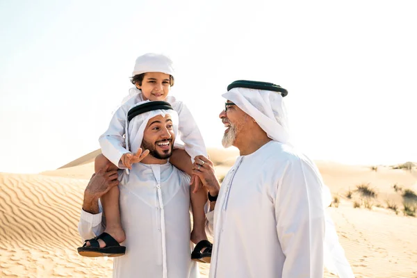Trzypokoleniowa Rodzina Robi Safari Pustyni Dubaju Białym Stroju Kandury Dziadek — Zdjęcie stockowe
