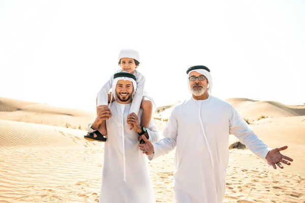Familia Tres Generaciones Haciendo Safari Desierto Dubai Vistiendo Traje Kandura — Foto de Stock