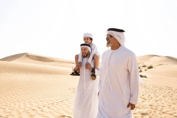 Famille Trois Générations Faisant Safari Dans Désert Dubaï Tenue Blanche — Photo