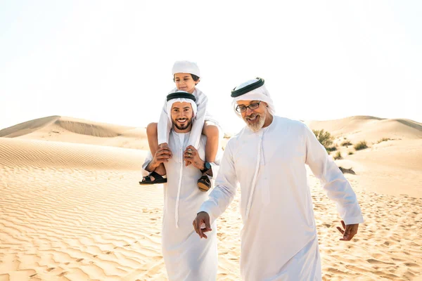 Tre Generationer Familj Gör Safari Öknen Dubai Klädd Vita Kandurakläder — Stockfoto
