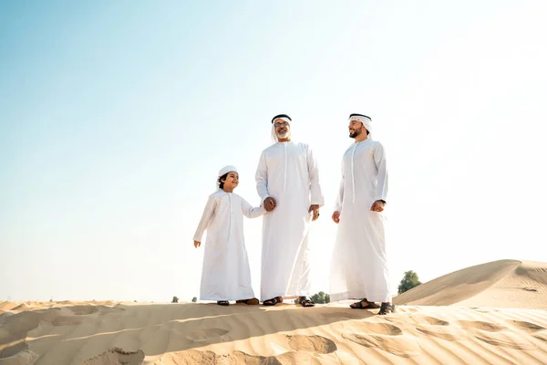Una Famiglia Tre Generazioni Che Safari Nel Deserto Dubai Indossando — Foto Stock