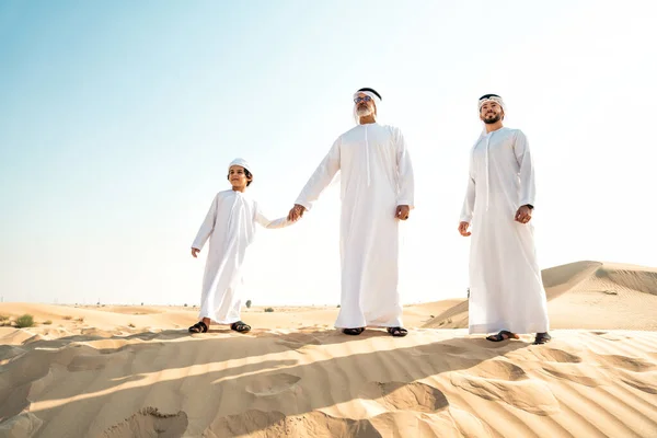 Una Famiglia Tre Generazioni Che Safari Nel Deserto Dubai Indossando — Foto Stock