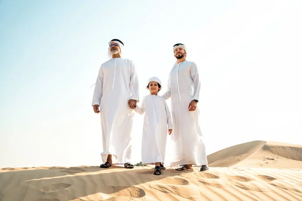 Famille Trois Générations Faisant Safari Dans Désert Dubaï Tenue Blanche — Photo