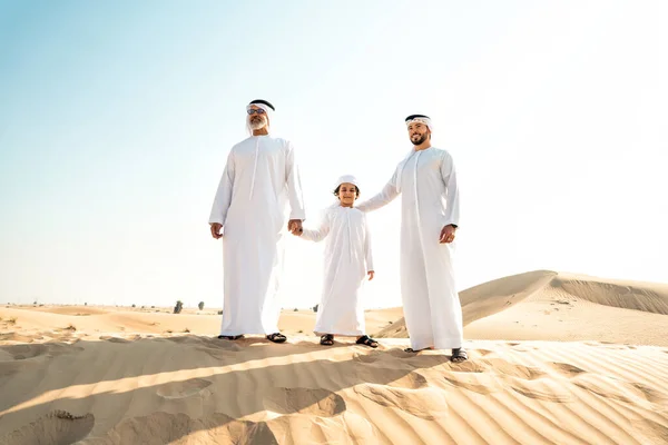 Familia Tres Generaciones Haciendo Safari Desierto Dubai Vistiendo Traje Kandura —  Fotos de Stock