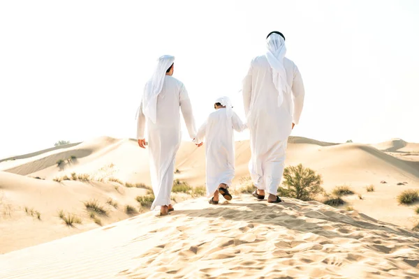 Сім Трьох Поколінь Виготовляє Сафарі Пустелі Дубай Одягнена Біле Вбрання — стокове фото
