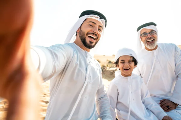 Tři Generace Rodina Dělá Safari Poušti Dubaji Bílém Kandura Oblečení — Stock fotografie