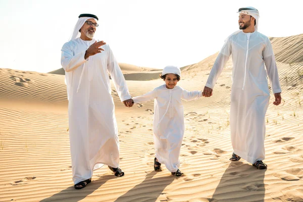 Tre Generationer Familj Gör Safari Öknen Dubai Klädd Vita Kandurakläder — Stockfoto