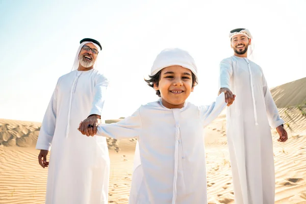 Tři Generace Rodina Dělá Safari Poušti Dubaji Bílém Kandura Oblečení — Stock fotografie