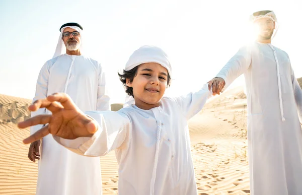 Trzypokoleniowa Rodzina Robi Safari Pustyni Dubaju Białym Stroju Kandury Dziadek — Zdjęcie stockowe