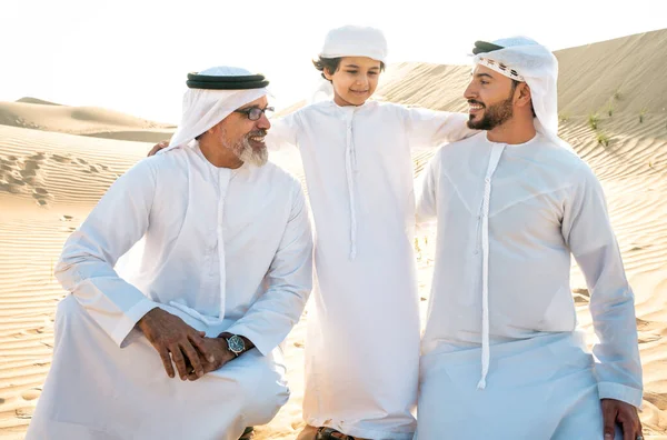 Familia Trei Generații Face Safari Deșertul Dubai Purtând Costum Alb — Fotografie, imagine de stoc