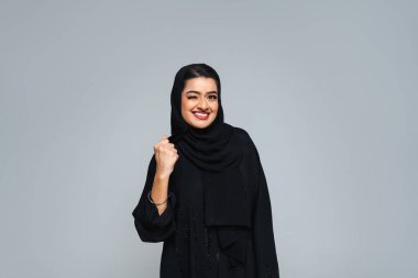 Stüdyoda geleneksel abaya elbisesiyle güzel bir Arap orta doğulu kadın - Dubai 'de Arap Müslüman yetişkin kadın portresi, Birleşik Arap Emirlikleri