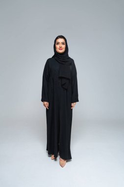 Stüdyoda geleneksel abaya elbisesiyle güzel bir Arap orta doğulu kadın - Dubai 'de Arap Müslüman yetişkin kadın portresi, Birleşik Arap Emirlikleri