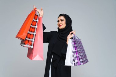 Stüdyoda geleneksel abaya elbisesiyle güzel bir Arap orta doğulu kadın - Dubai 'de Arap Müslüman yetişkin kadın portresi, Birleşik Arap Emirlikleri