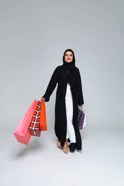 Stüdyoda geleneksel abaya elbisesiyle güzel bir Arap orta doğulu kadın - Dubai 'de Arap Müslüman yetişkin kadın portresi, Birleşik Arap Emirlikleri