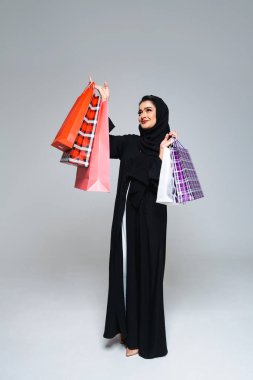 Stüdyoda geleneksel abaya elbisesiyle güzel bir Arap orta doğulu kadın - Dubai 'de Arap Müslüman yetişkin kadın portresi, Birleşik Arap Emirlikleri