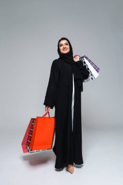 Stüdyoda geleneksel abaya elbisesiyle güzel bir Arap orta doğulu kadın - Dubai 'de Arap Müslüman yetişkin kadın portresi, Birleşik Arap Emirlikleri